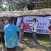 Kasat Intel IPDA Mathias D. Maakh menyerahkan bantuan