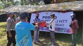 Kasat Intel IPDA Mathias D. Maakh menyerahkan bantuan