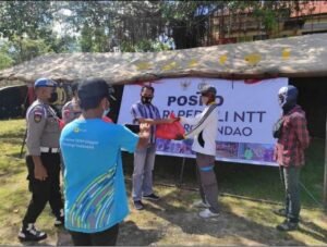 Kasat Intel IPDA Mathias D. Maakh menyerahkan bantuan