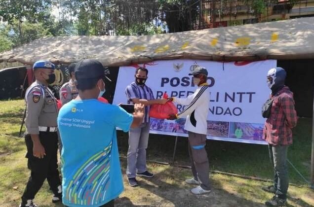 Kasat Intel IPDA Mathias D. Maakh menyerahkan bantuan