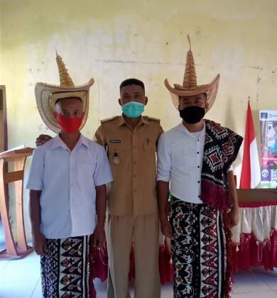 Kepala Desa Oebatu Melantik Erwin E. Oktavianus dan dan Joy R. Nappu