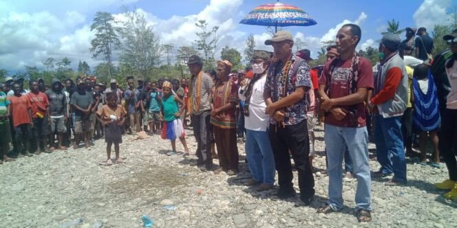 
					Warga Flobamora di Yahukimo Sumbang Babi untuk Gereja KINGMI