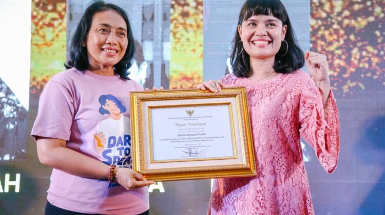 Kader PSI & Penyintas KDRT, Imelda Berwanty Purba, Mendapat Penghargaan ”Perempuan Berani Bersuara”