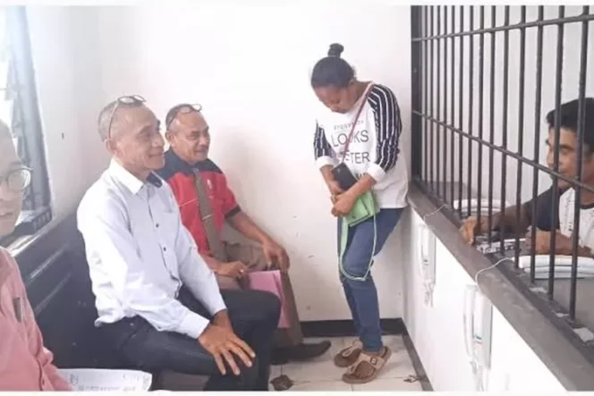
					DIINTIMIDASI KOSONGKAN RUMAH DAN LAHAN PADA MALAM HARI ,NIKODEMUS MANAO DI KRIMNALISASI SEBAGAI TERSANGKA TUNGGAL TINDAK PIDANA PENGEROYOKAN , ADA APA?