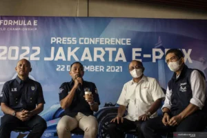 Ketua Pelaksana Formula E Jakarta 2022 Ahmad Sahroni (kedua kiri), Direktur Utama PT Jakarta Propertindo (Perseroda) Widi Amanasto (kedua kanan), Direktur Utama Pembangunan Jaya Ancol Teuku Sahir Syahali (kanan), Regulator Ikatan Motor Indonesia (IMI) Ananda Mikola (kiri) memberikan keterangan pers tentang 2022 Jakarta E-Prix di kawasan Taman Impian Jaya Ancol, Jakarta, Rabu (22/12/2021). ANTARA FOTO/Aprillio Akbar/hp.