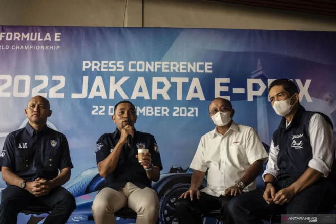
					Ketua Pelaksana Formula E Jakarta 2022 Ahmad Sahroni (kedua kiri), Direktur Utama PT Jakarta Propertindo (Perseroda) Widi Amanasto (kedua kanan), Direktur Utama Pembangunan Jaya Ancol Teuku Sahir Syahali (kanan), Regulator Ikatan Motor Indonesia (IMI) Ananda Mikola (kiri) memberikan keterangan pers tentang 2022 Jakarta E-Prix di kawasan Taman Impian Jaya Ancol, Jakarta, Rabu (22/12/2021). ANTARA FOTO/Aprillio Akbar/hp.