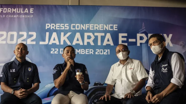 Ketua Pelaksana Formula E Jakarta 2022 Ahmad Sahroni (kedua kiri), Direktur Utama PT Jakarta Propertindo (Perseroda) Widi Amanasto (kedua kanan), Direktur Utama Pembangunan Jaya Ancol Teuku Sahir Syahali (kanan), Regulator Ikatan Motor Indonesia (IMI) Ananda Mikola (kiri) memberikan keterangan pers tentang 2022 Jakarta E-Prix di kawasan Taman Impian Jaya Ancol, Jakarta, Rabu (22/12/2021). ANTARA FOTO/Aprillio Akbar/hp.