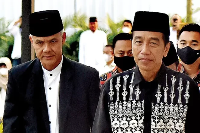 
					Jokowi didampingi Ganjar Pranowo setelah salat Idul Fitri di Masjid Raya Sheikh Zayed, Solo. (SETPRES)