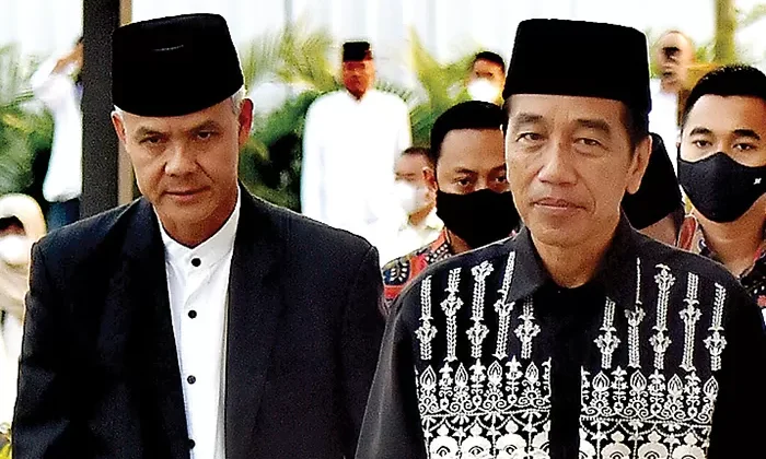 Jokowi didampingi Ganjar Pranowo setelah salat Idul Fitri di Masjid Raya Sheikh Zayed, Solo. (SETPRES)