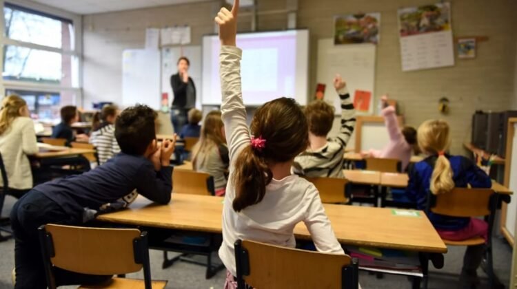 Pendidikan Holistik: Menggabungkan Pembelajaran Akademis dan Keterampilan Hidup