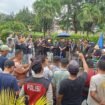 Ketua Majelis Sinode GMIT, (2015-2019-2020-2023,Pdt. Mery Kolimon didampingi Ketua LPA NTT, Veronika Ata saat membacakan pernyataan sikap