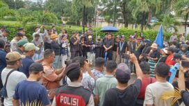 Ketua Majelis Sinode GMIT, (2015-2019-2020-2023,Pdt. Mery Kolimon didampingi Ketua LPA NTT, Veronika Ata saat membacakan pernyataan sikap