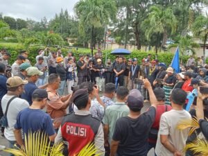 Ketua Majelis Sinode GMIT, (2015-2019-2020-2023,Pdt. Mery Kolimon didampingi Ketua LPA NTT, Veronika Ata saat membacakan pernyataan sikap 