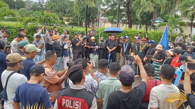 Ketua Majelis Sinode GMIT, (2015-2019-2020-2023,Pdt. Mery Kolimon didampingi Ketua LPA NTT, Veronika Ata saat membacakan pernyataan sikap "Koalisi Masyarakat Sipil Melawan Kekerasan Seksual Terhadap Anak" di halaman Mapolda NTT, Jumat (21/3/2025).