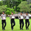 Anggota membawa empat foto polisi yang dipecat tidak hormat (ist)