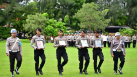 Anggota membawa empat foto polisi yang dipecat tidak hormat (ist)