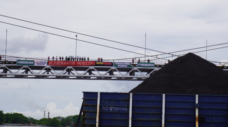 Aksi Bentang Spanduk dilakukan oleh 2 Region ED WALHI Kalteng dan Kalsel (1/6) di Jembatan Barito. Aksi ini menyerukan untuk Hentikan Deforestasi dan Save Meratus serta #Endcoal dari aktivitas industri Pertambangan Batubara di 2 Region.