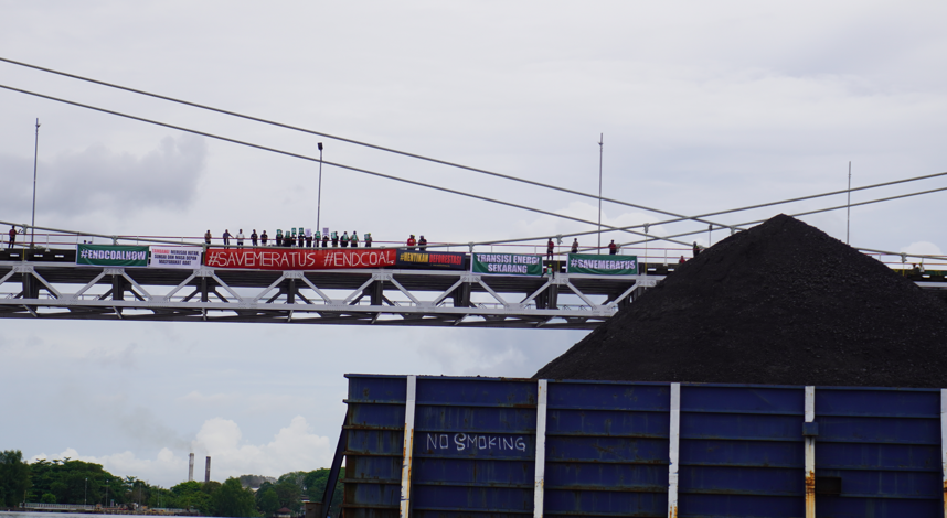 Aksi Bentang Spanduk dilakukan oleh 2 Region ED WALHI Kalteng dan Kalsel (1/6) di Jembatan Barito. Aksi ini menyerukan untuk Hentikan Deforestasi dan Save Meratus serta #Endcoal dari aktivitas industri Pertambangan Batubara di 2 Region.