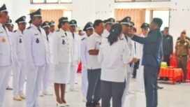 Ceremonial Pengukuhan Perpanjangan Masa Jabatan 64 Kepala Desa dan Pelantikan Penjabat Kepala Desa Oetefu oleh Bupati Rote Ndao Paulus Henuk, SH - (Bidkom_DKISP Rote Ndao)