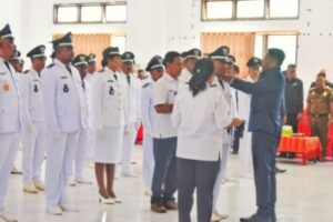 Ceremonial Pengukuhan Perpanjangan Masa Jabatan 64 Kepala Desa dan Pelantikan Penjabat Kepala Desa Oetefu oleh Bupati Rote Ndao Paulus Henuk, SH - (Bidkom_DKISP Rote Ndao)