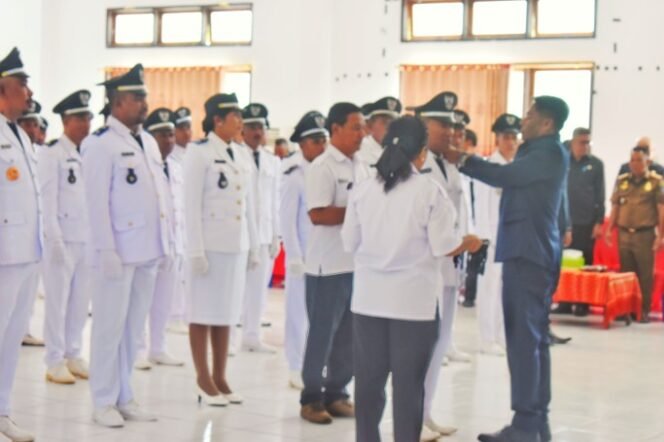 
					Ceremonial Pengukuhan Perpanjangan Masa Jabatan 64 Kepala Desa dan Pelantikan Penjabat Kepala Desa Oetefu oleh Bupati Rote Ndao Paulus Henuk, SH - (Bidkom_DKISP Rote Ndao)