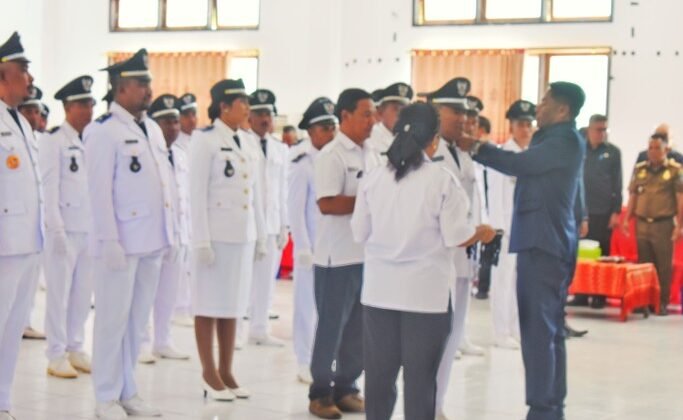 Ceremonial Pengukuhan Perpanjangan Masa Jabatan 64 Kepala Desa dan Pelantikan Penjabat Kepala Desa Oetefu oleh Bupati Rote Ndao Paulus Henuk, SH - (Bidkom_DKISP Rote Ndao)