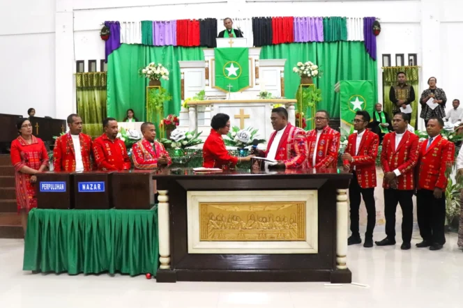 
					Pdt. Samuel Pandie Ketua Majelis Sinode GMIT Periode 2024–2027
