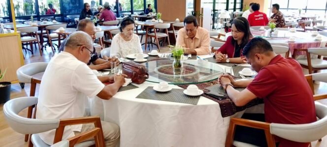 
					Bupati Rote Ndao Jalani Sejumlah Agenda, Bahas Kegiatan Pemuda GMIT hingga Kerja Sama Pendidikan