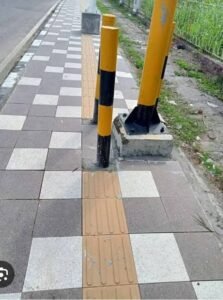Layanan Difabel Terkendala Infrastruktur, Guiding Block “Menabrak” Tiang Lampu di Kupang