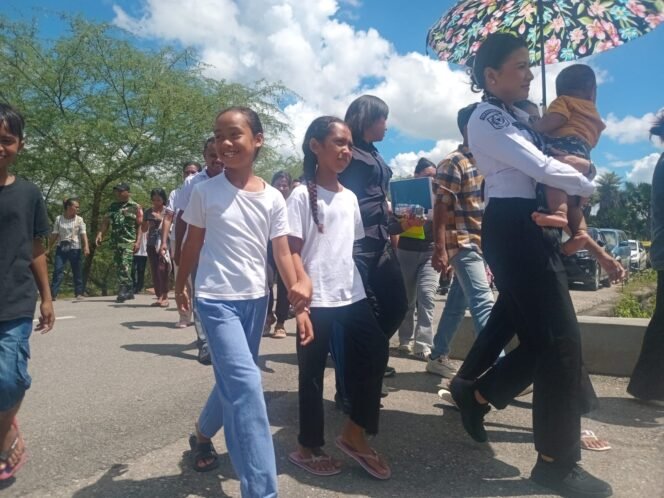 
					Wakil Bupati Kupang Ikut Mengungsi Bersama Warga dalam Gladi Lapangan Kesiapsiagaan Banjir Desa Benu